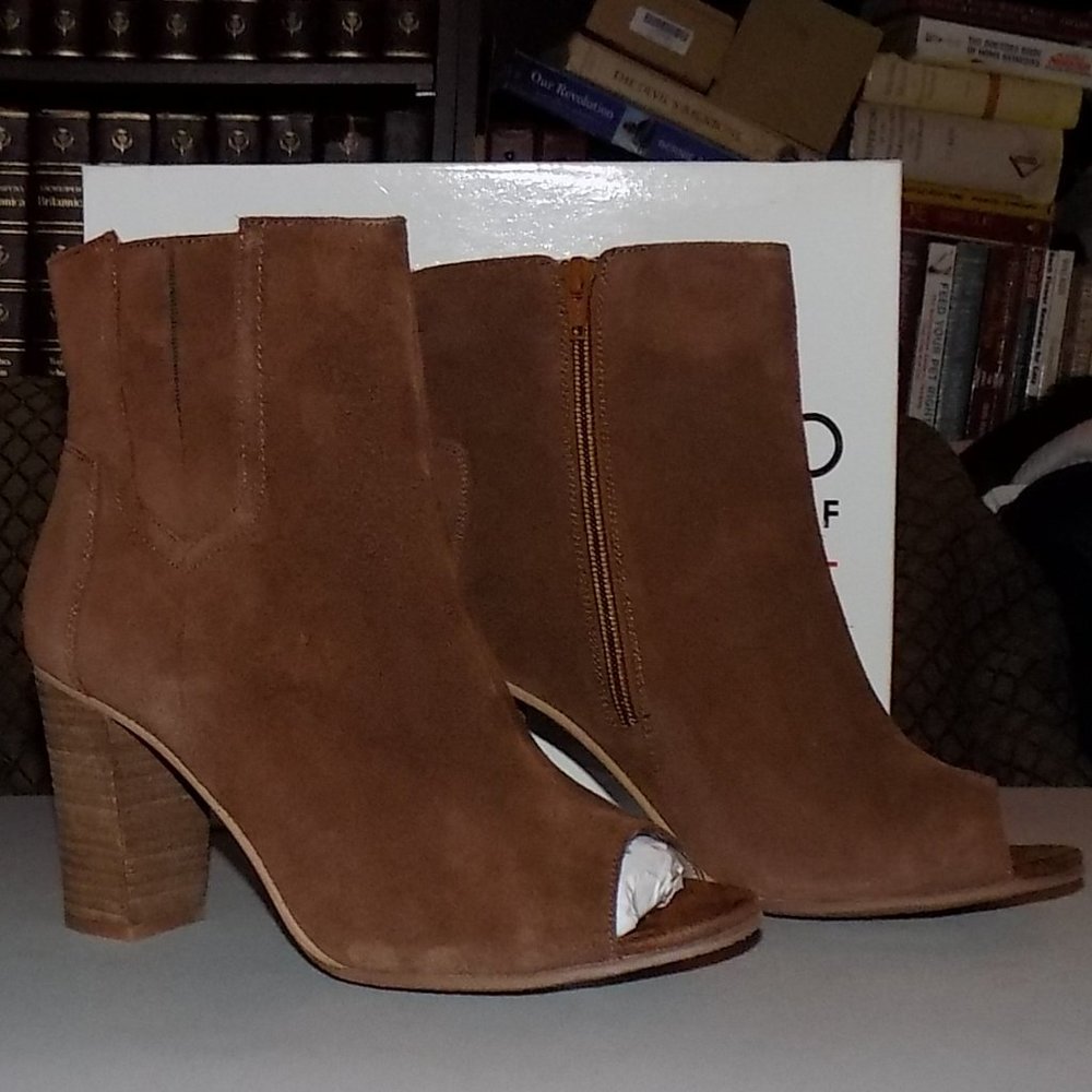 New Paisy  Blondo Tan suede open toed bootie US10